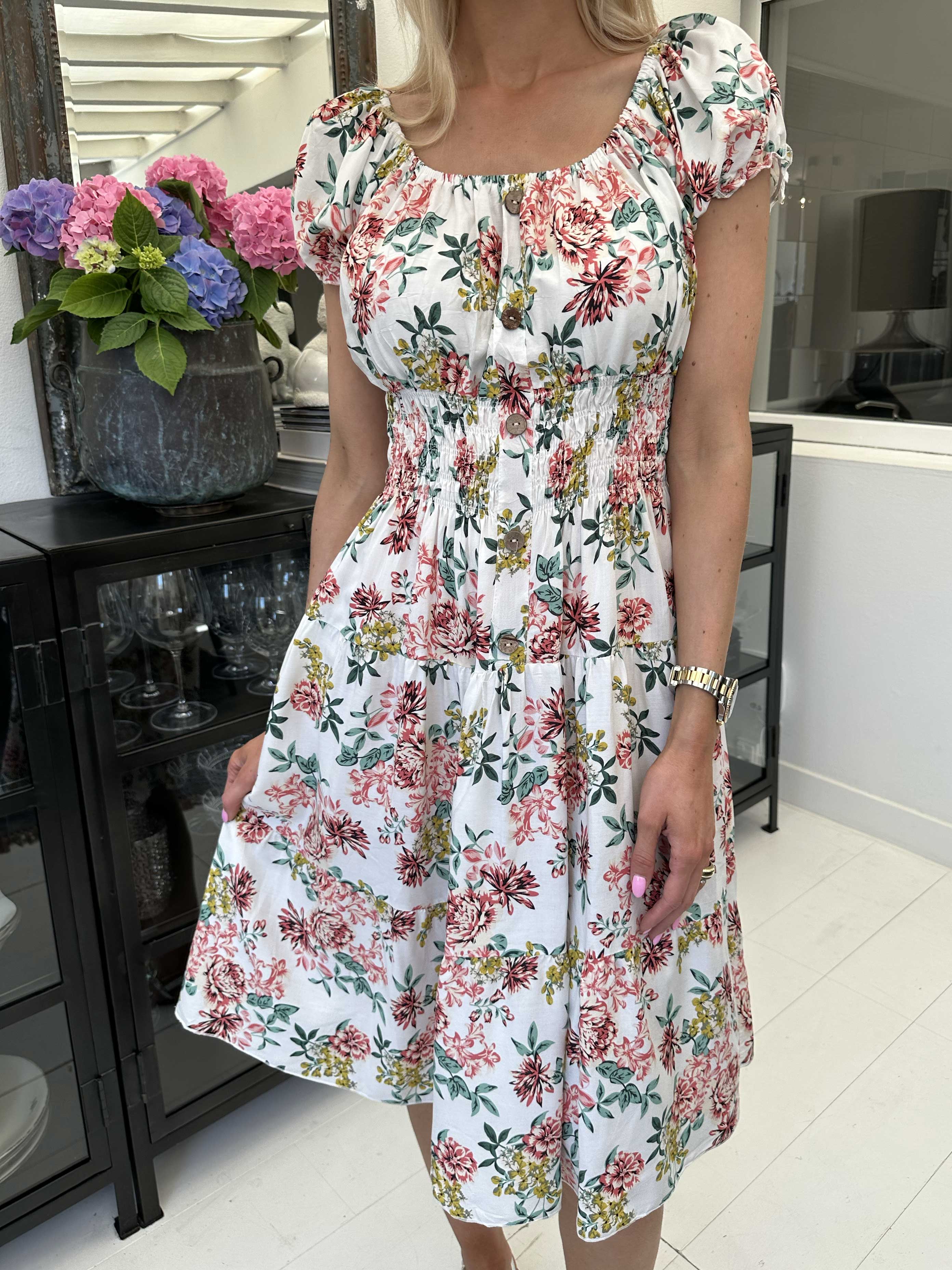 Finalia Summer Short - Sød blomstret kjole med pufærmer